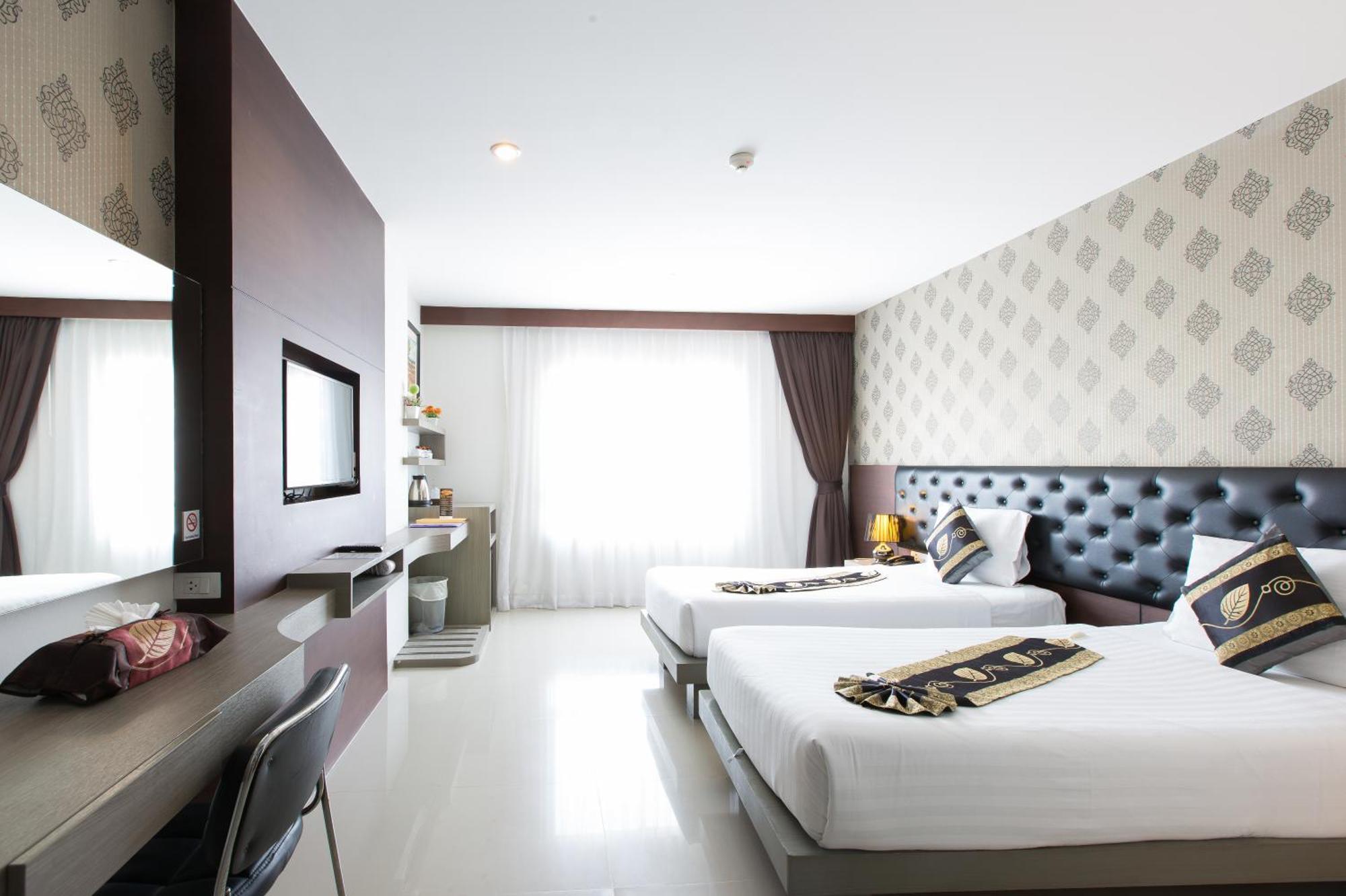 Hemingways Silk Hotel Patong Exterior foto