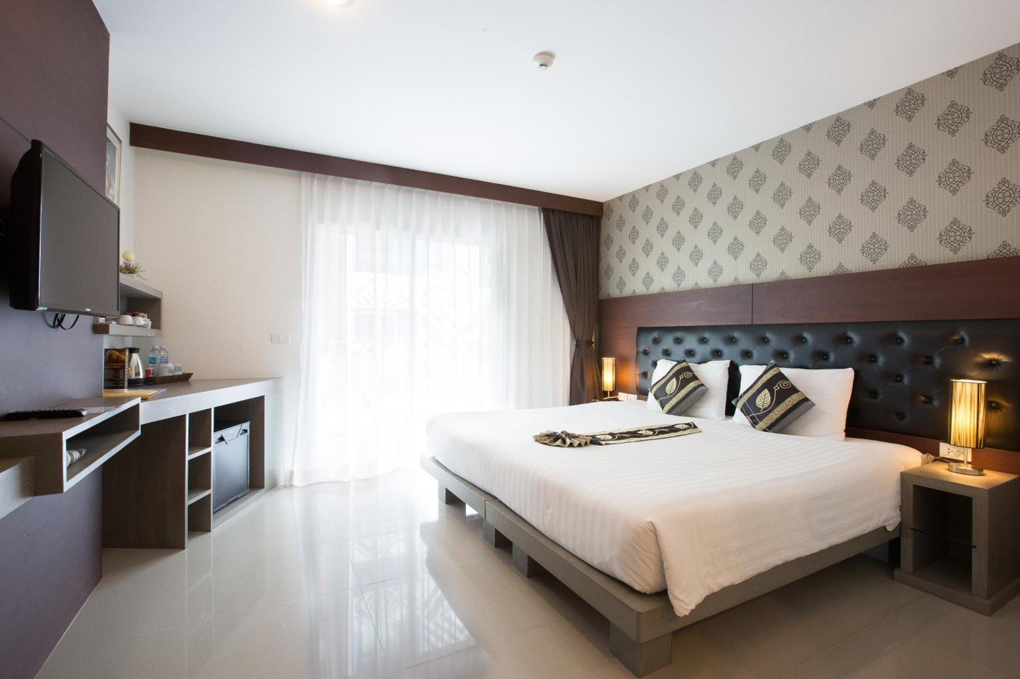 Hemingways Silk Hotel Patong Exterior foto